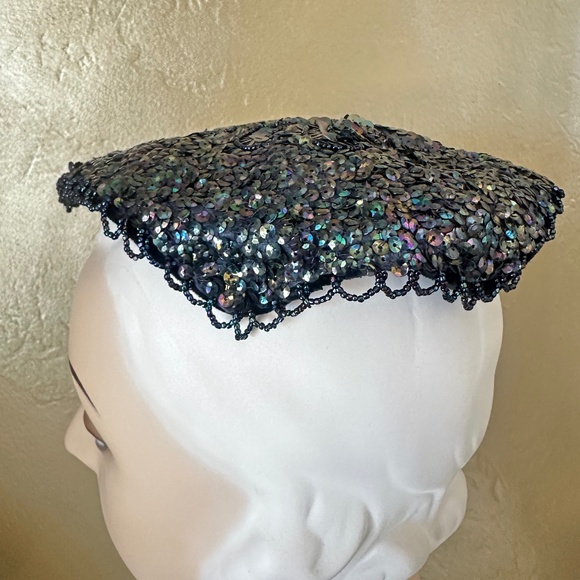 DESIGNER 1950s' IRIDESCENT SEQUIN AND BEADS COCKTAIL HAT - Picture 3 of 9